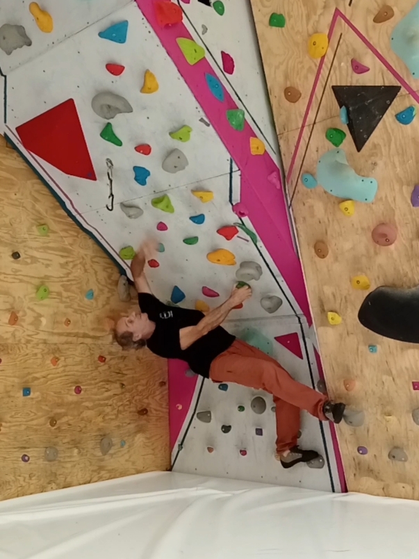 Arrampicata-braccia-sempre-distese.-metodocaruso-tecnicadelmovimento-artediarrampicare-iamas-